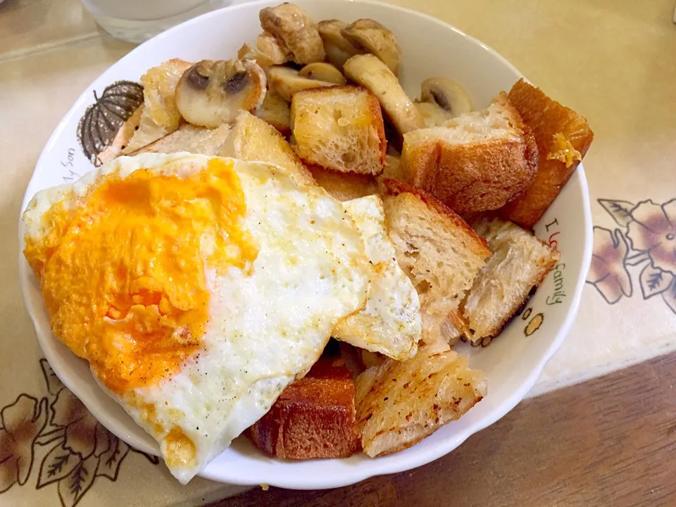 Buttered toast with mushrooms and egg|Delphiaさん