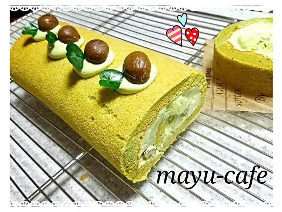 抹茶シフォンロールケーキ🌟甘栗とぎゅうひ入り❤ 抹茶の分量間違えて薄～い色の抹茶生地に(^^ゞ見た目は悪いがぎゅうひがもちもち生地はふわふわで美味しいよ🎵|まゆさん