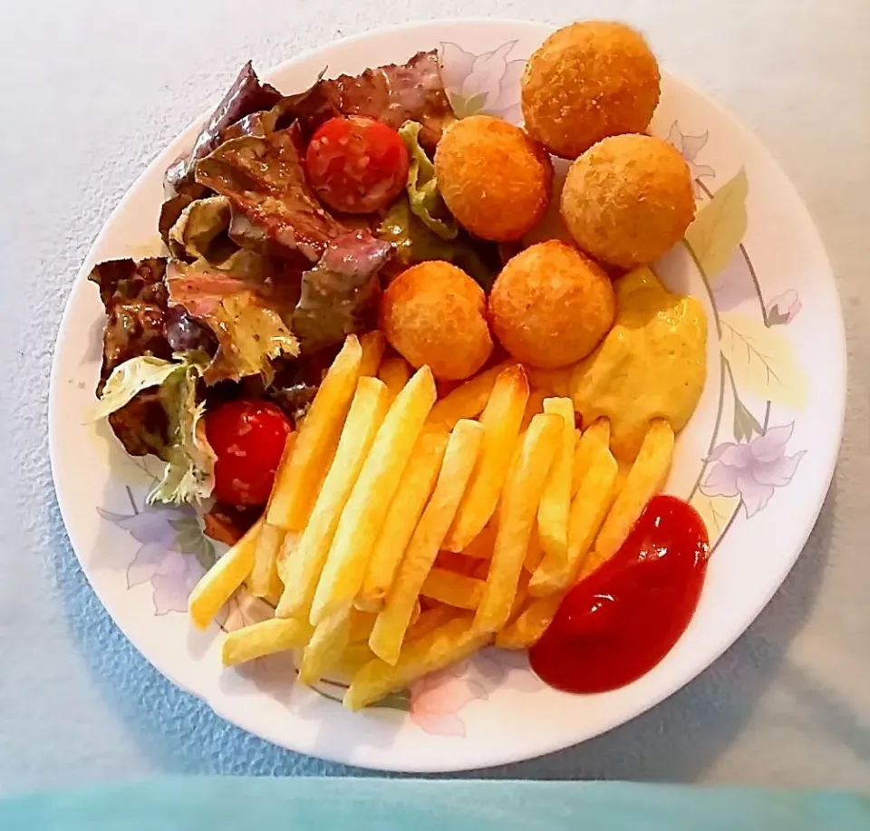 Fries with chicken balls and salad|Najeskaさん