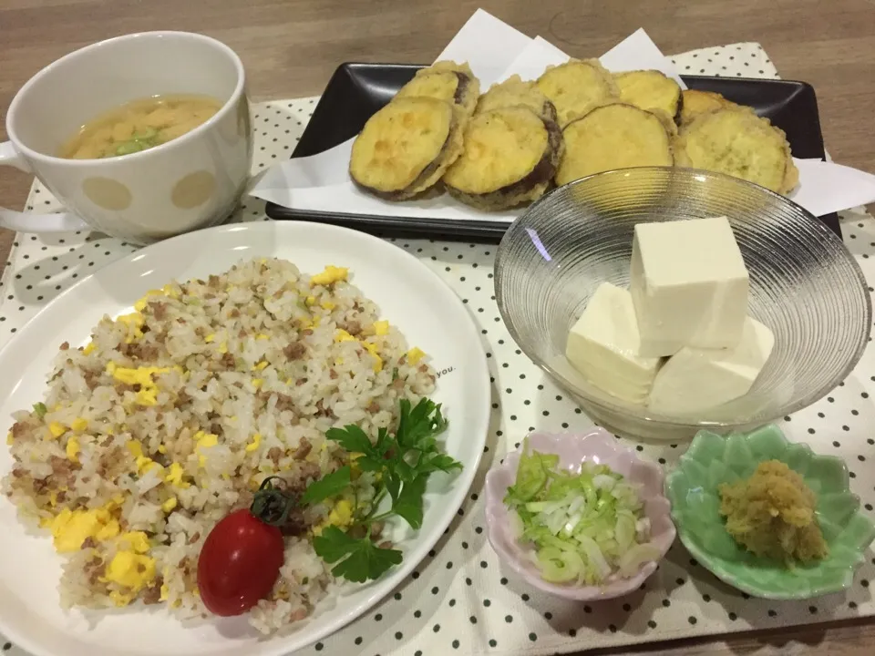 挽肉と生姜の炒飯・さつまいも天ぷら・冷奴・油揚げとワカメ味噌汁|まーままさん