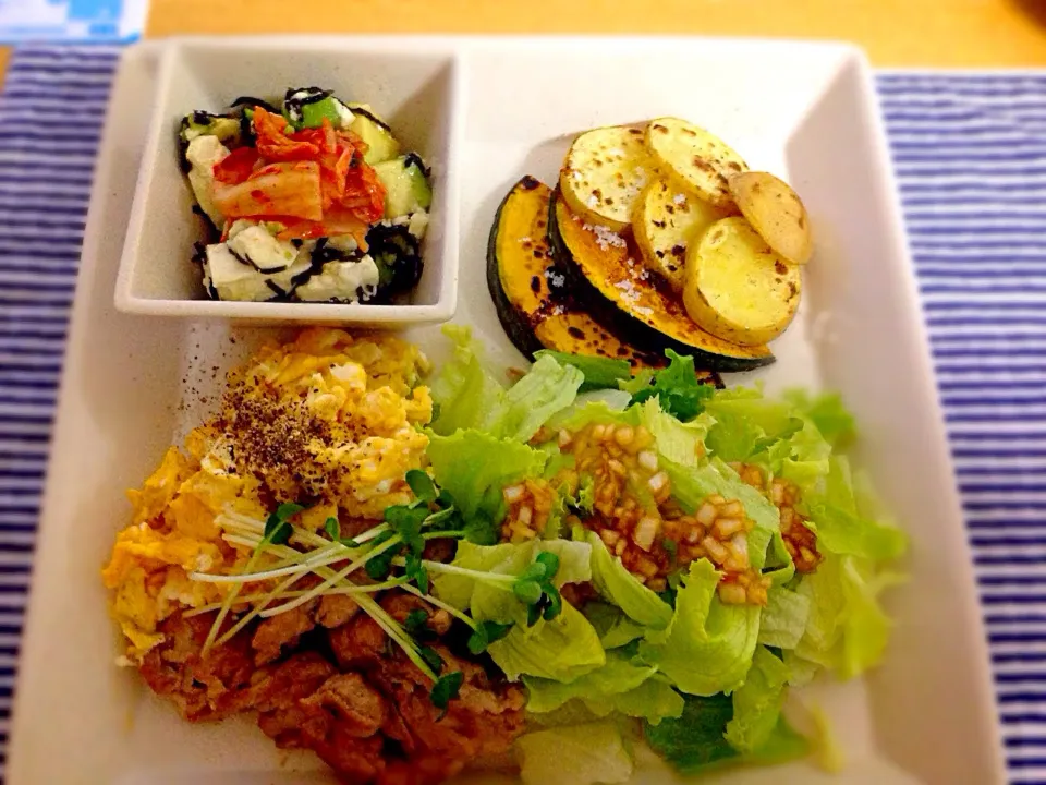 今日の晩御飯☆豆腐とアボカド韓国風☆焼き野菜かぼちゃとジャガイモ☆サラダ☆豚肉塩コショウ炒め☆スクランブルエッグ|あさこさん