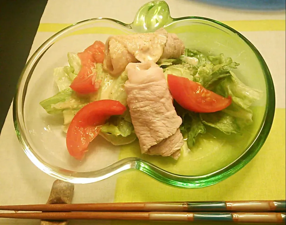 今年初の冷シャブの様に見えるレタスの上に湯で豚肉を乗せた食品模型による人体実験で…本日の聖水を浴びましたわ🐷|にゃあ（芸名）さん