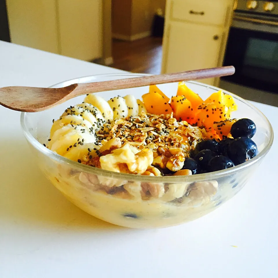 Mango Smoothie bowl with toppings|victoria valerioさん