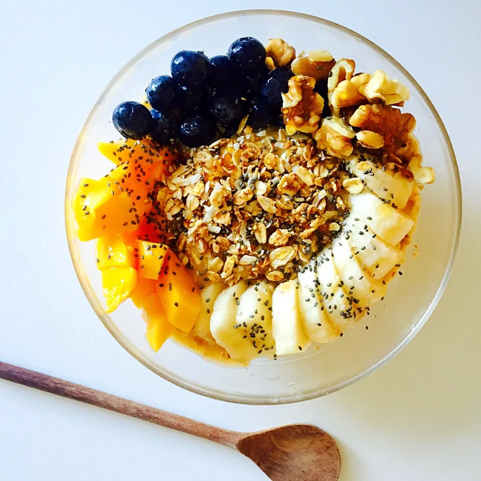 Mango Smoothie bowl with toppings|victoria valerioさん