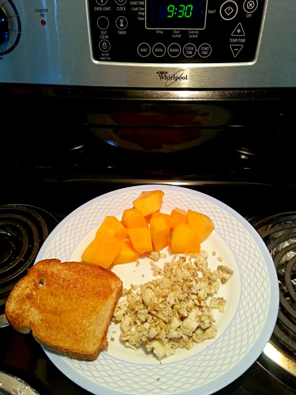 Day 1: 1 cup of cantaloupe, 1/2  cup egg whites and a slice of toast with butter!|Crystal Lemieuxさん