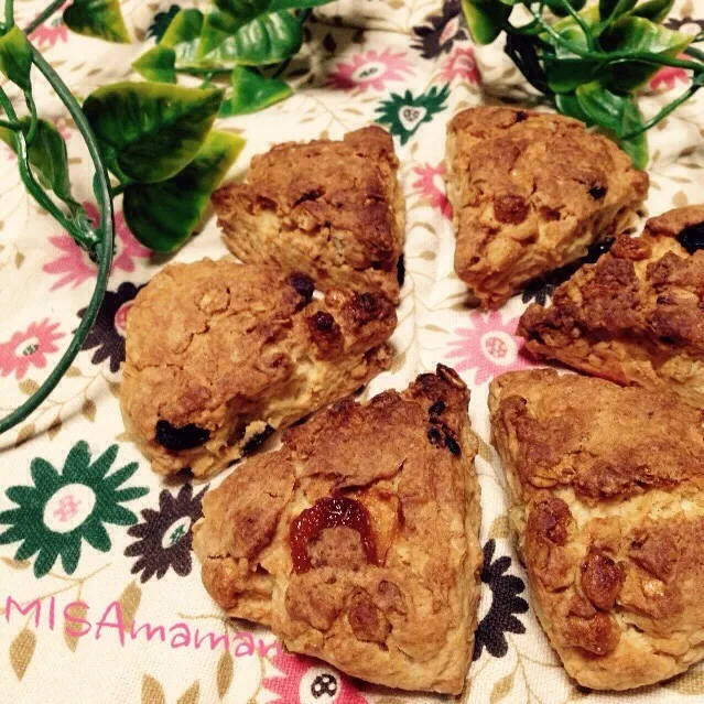 Snapdishの料理写真:🍎フルグラ入りでザックザックの簡単スコーン🍪|みさmamanさん