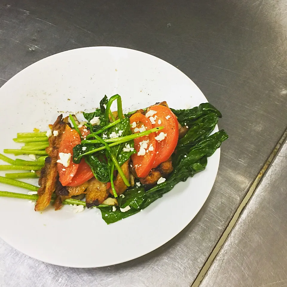 Sautéed rail spinach, mushroom, and roasted fresh tomato, and roast chicken with feta cheese|Jefferson M. Macalindongさん