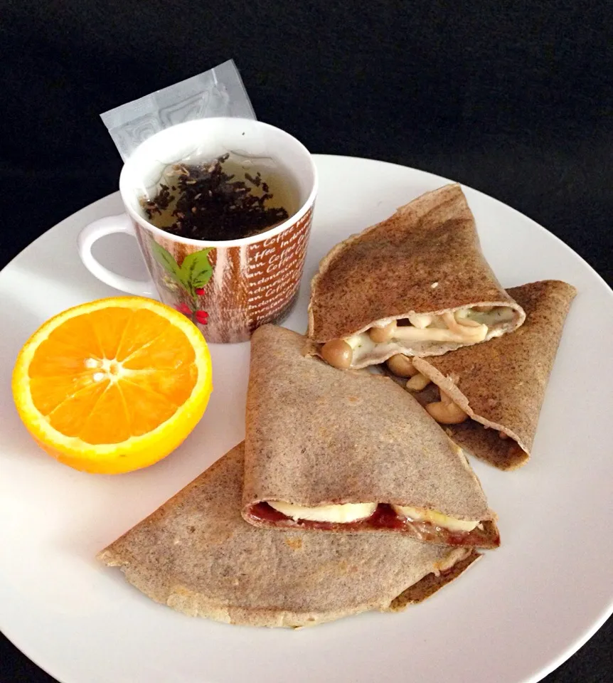 Crepes prepared 2 ways - banana with chocolate coconut butter, mushrooms with cheese. 🍵，🍊|coxiella24さん