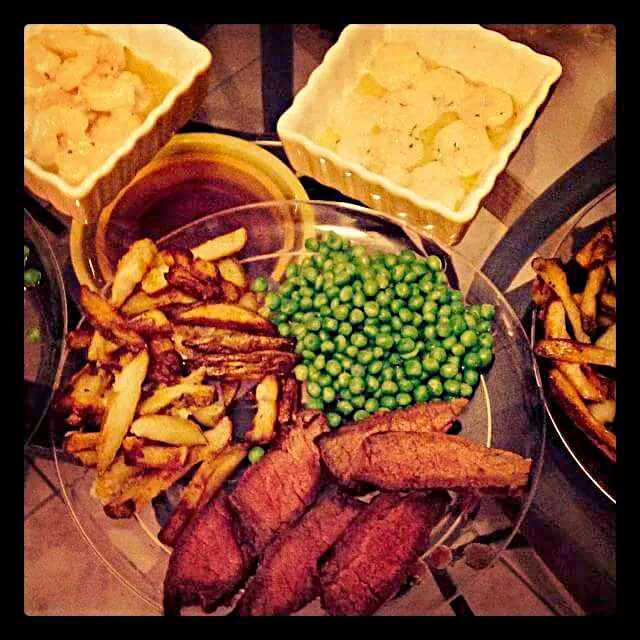 I puts it down in the kitchen for my family. #steak #mediumrare#shrimp #scampi #handcutFries#peas. #sundaydinner. 🔪🍴🍤🐄|CHUENCHAIさん