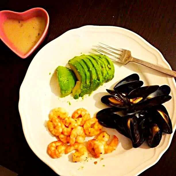 shrimp scampi,mussels, avocado|CHUENCHAIさん