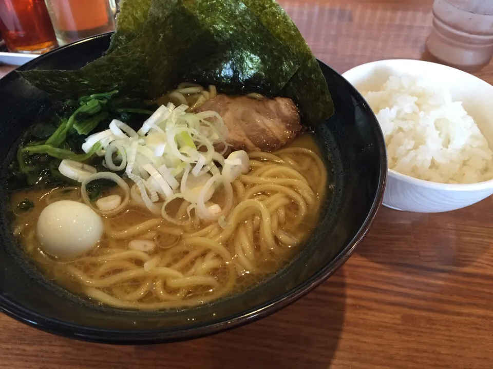 Snapdishの料理写真:豚骨醤油ラーメン🍜|まさとさん