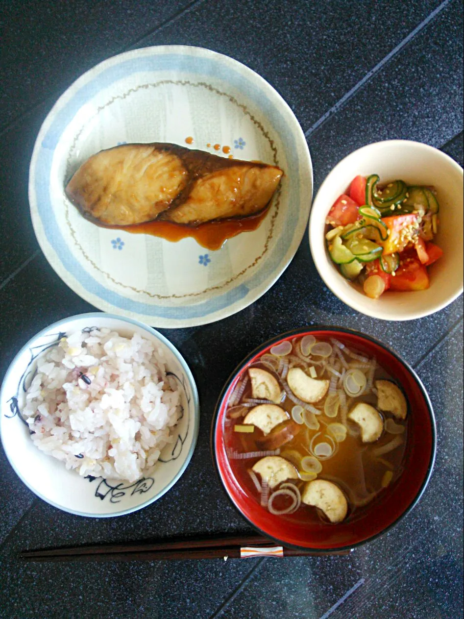 雑穀ご飯
ぶりの照り焼き
トマト、きゅうり、茗荷の酢の物
茄子の味噌汁|吉田朋美さん