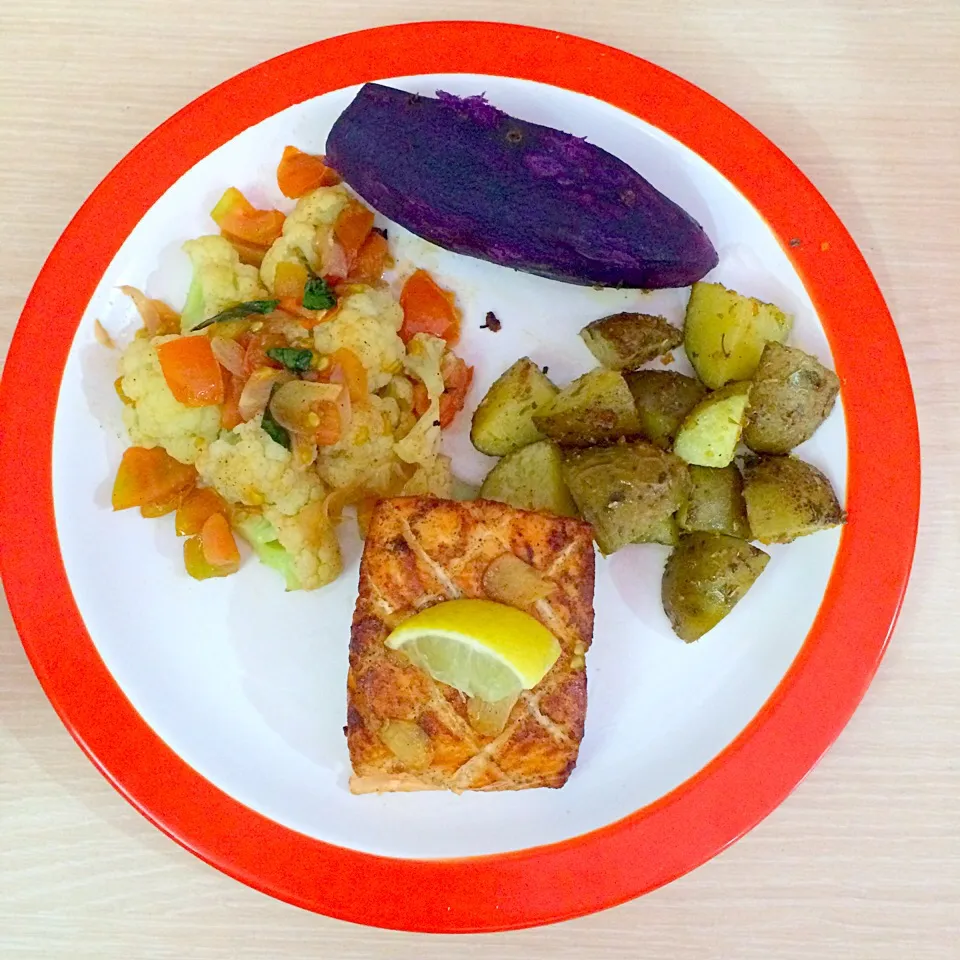 My lunch.. Salmon with purple yum.. #latelunch #salmon|Natalia Angelineさん