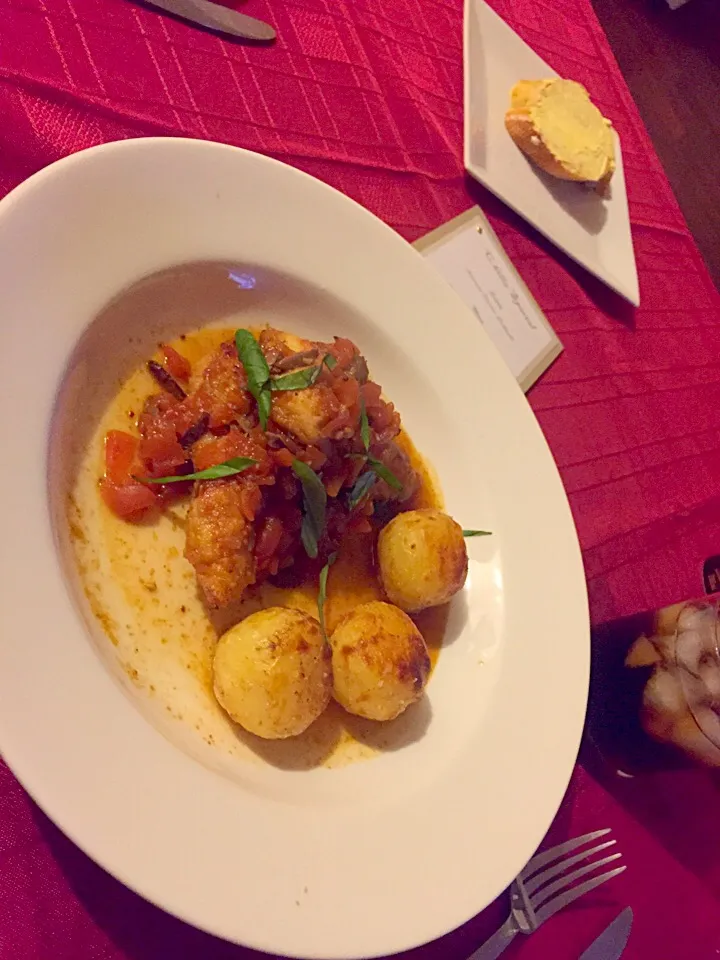 Chicken With Tomato White White and Gourmet Roasted Potatoes|Chrisy Hillさん