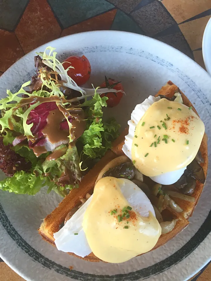 egg benedict on waffles with mushrooms|hweeyhさん