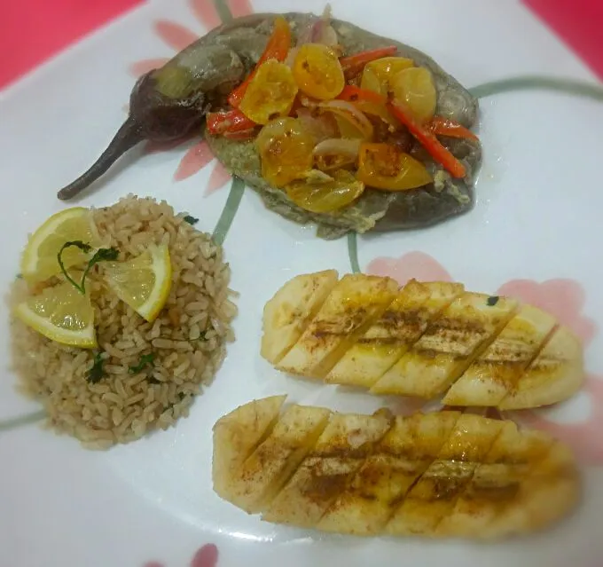 Snapdishの料理写真:Grilled Eggplant Tortas with sliced tomato, pepper and fried cinammon -butter bananas|cel sabileさん