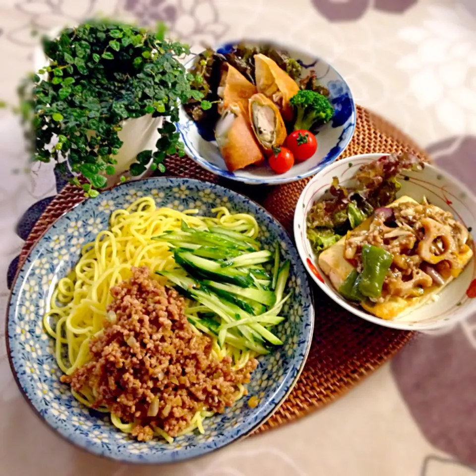 Snapdishの料理写真:ジャージャー麺＆春巻＆豆腐の肉あんかけ|ゆかりさん