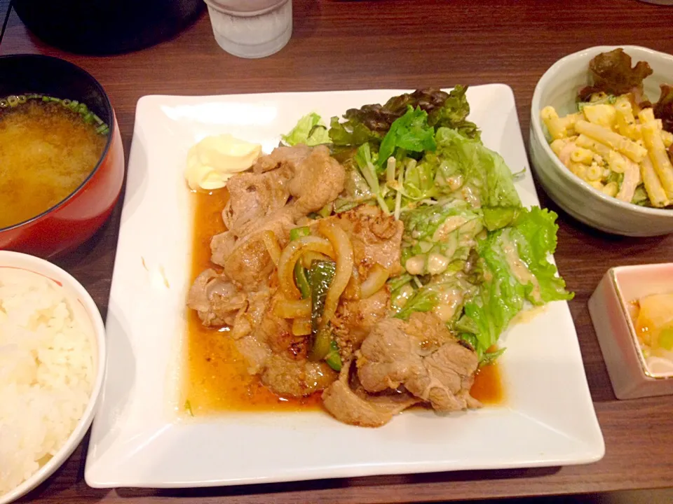 豚肉生姜焼定食700マカロニサラダ200|秋山知隆さん