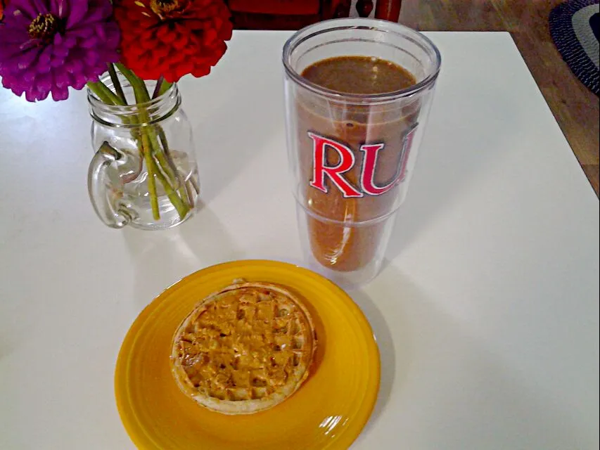 Whole grain waffle, natural peanut butter. chocolate shakeology with coffee and vanilla extract.|Mollyさん