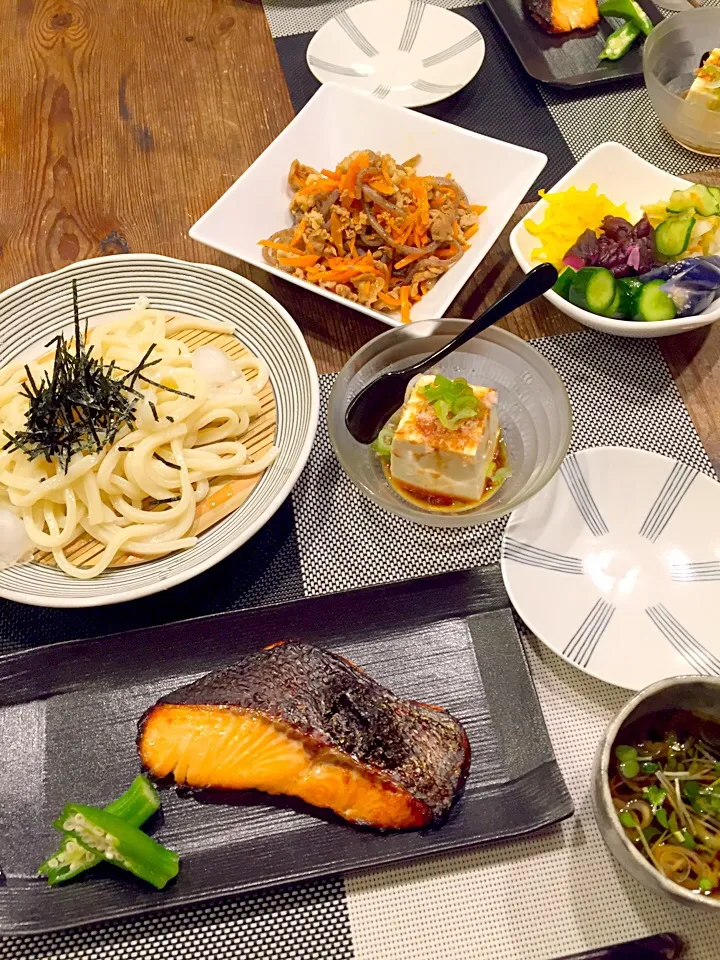 今日はヘルシー和食🍃サーモンの塩糀焼き🐟豚コマと糸こんにゃくのきんぴら、冷奴、ざるうどん、お漬物🍀|まみりんごさん