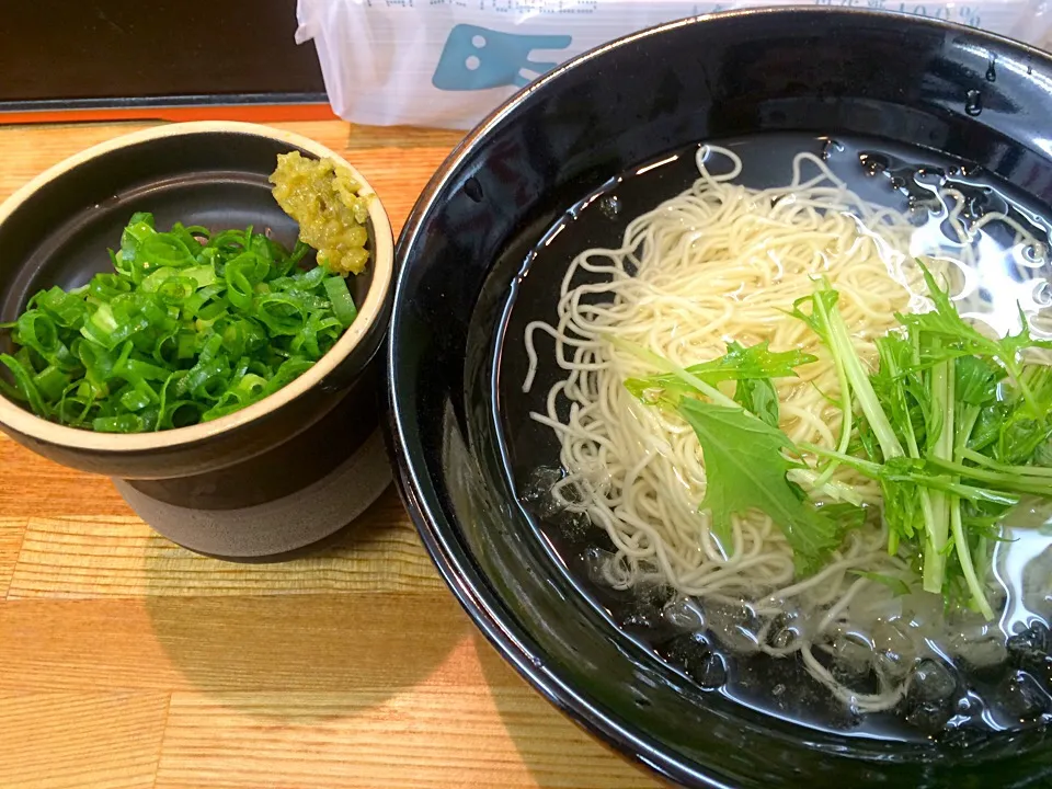 博多駅ホームで、冷やしラーメン|コージ💫さん