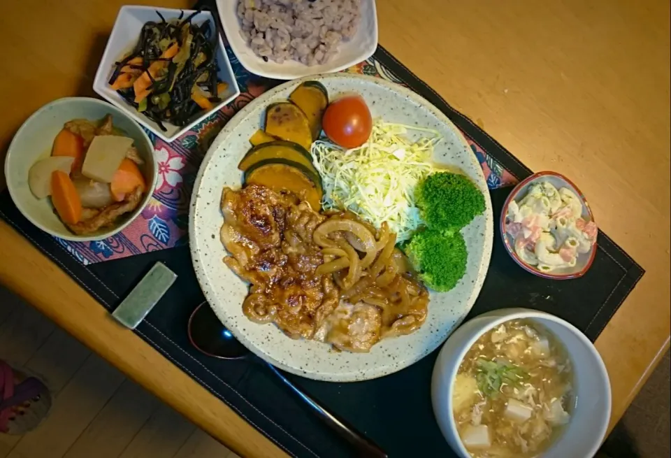 Snapdishの料理写真:豚もも生姜焼き🍴と色々バランスよくご飯|ゆず( ˘ ³˘)♥さん