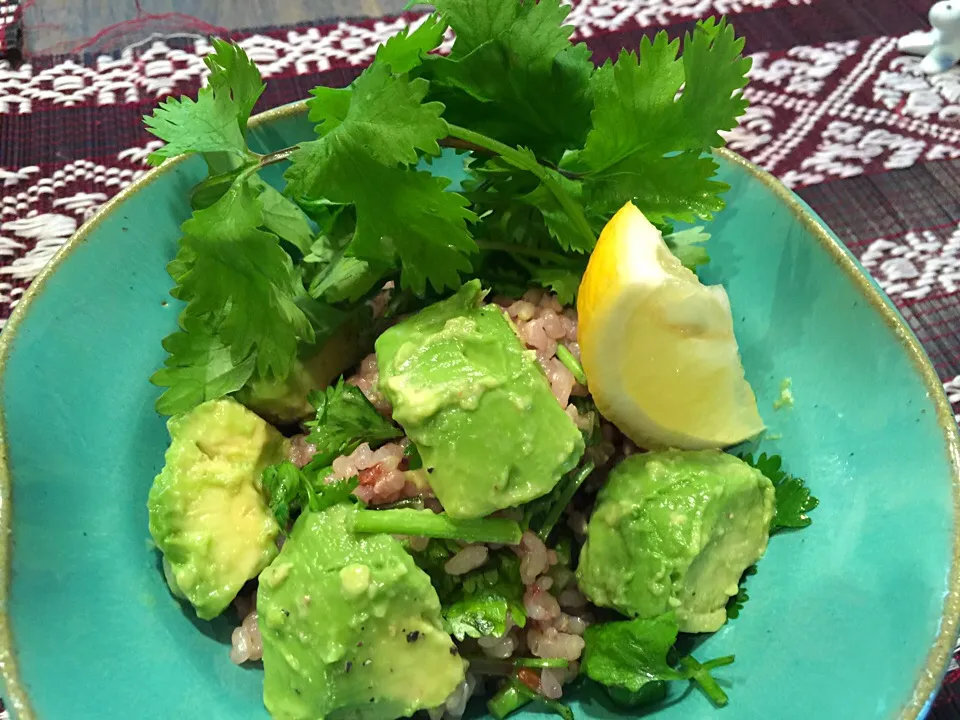 OMさんの料理 Brown rice salad of cilantro & avocado/パクチーとアボカドの玄米サラダ|mayonさん