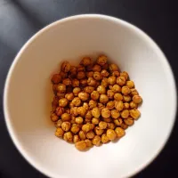 Snapdishの料理写真:Roasted chickpeas|Elle Bates Reuterさん