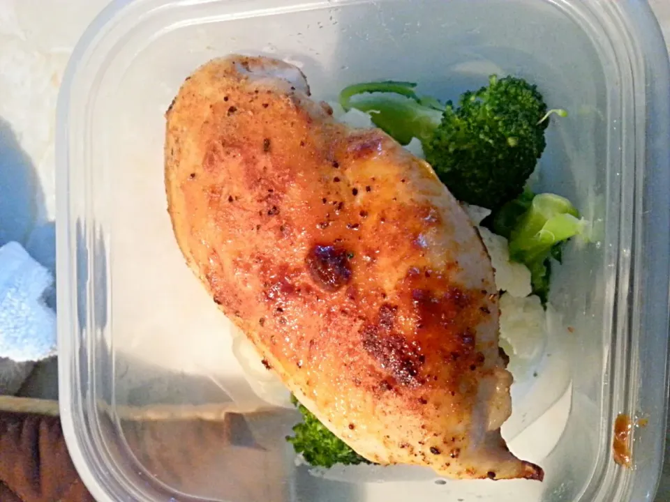 Chicken breast with steamed broccoli and cauliflower for dinner!|Crystal Lemieuxさん