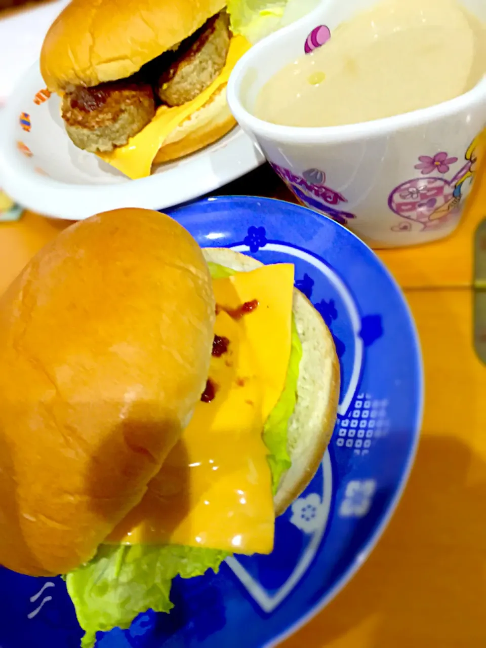 朝ごぱん   デミハンバーガー 🍔チェダーチーズ  レタス   カフェオレ  ココナッツオイル|ch＊K*∀o(^^*)♪さん