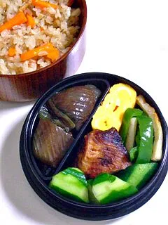 Snapdishの料理写真:お弁当（炊き込みご飯、なすの煮浸し、ちくわとピーマンの炒め物、焼き魚（むつ）、卵焼き
きゅうりの浅漬け）|すーさん