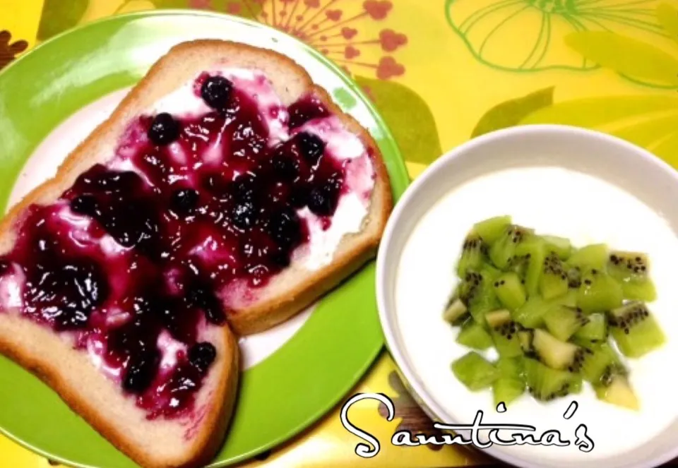 ✨Open sandwich with cream cheese & blueberry jam and yogurt w/kiwi fruit 😋クリームチーズとブルーベリージャムのオプンサンド& ヨグルートwith キウイフルーツ✨|🌺Sanntina🌺さん