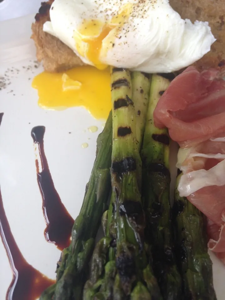 Grilled Asparagus with Prosciutto, Poached Egg and Soba|Christine pavelkaさん