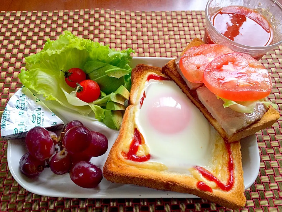 Snapdishの料理写真:Fried egg toast🌸目玉焼きトースト|🌈Ami🍻さん