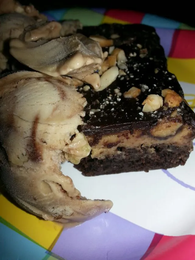 vegan choc peanut butter brownie with so delicious mocha almond fudge ice cream.|Polly Gelfusoさん