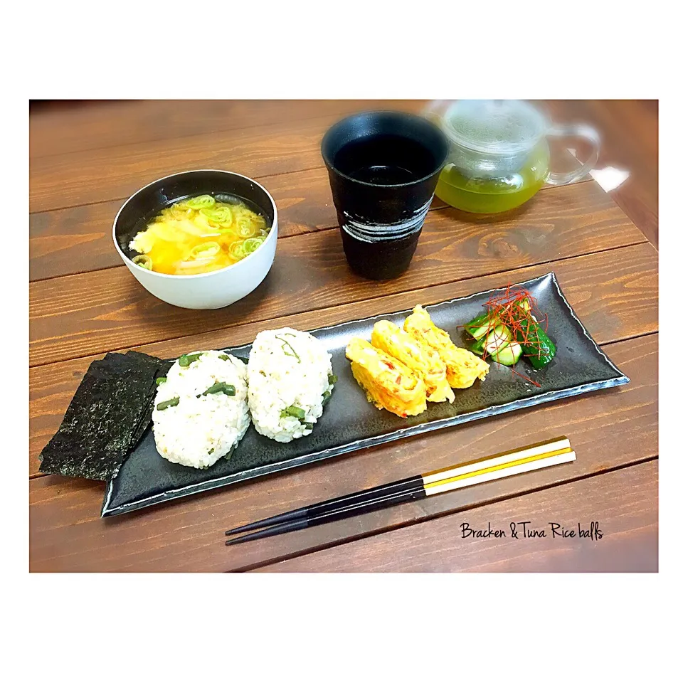 わらびとツナのお握りで朝ご飯 🍙🌿|welcomeizumiさん