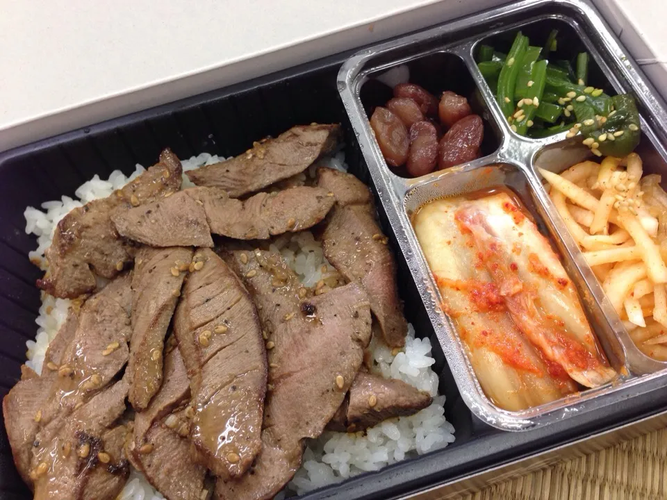 Snapdishの料理写真:今日は叙々苑の牛タン弁当|KOMAさん