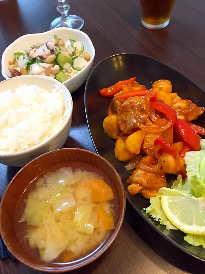 Snapdishの料理写真:鶏とじゃがいものピリ辛ケチャップ炒めの晩ご飯|mikaさん