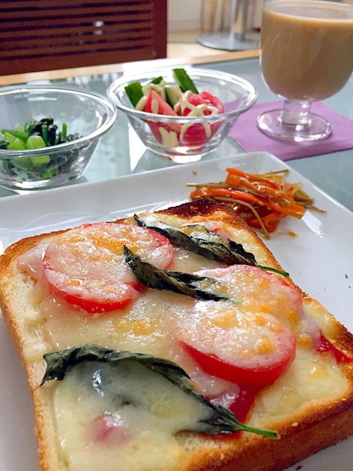 厚切りピザトースト 自家栽培バジルのせ❤️の横にきんぴら^^; らんち。|Tomomi Booさん