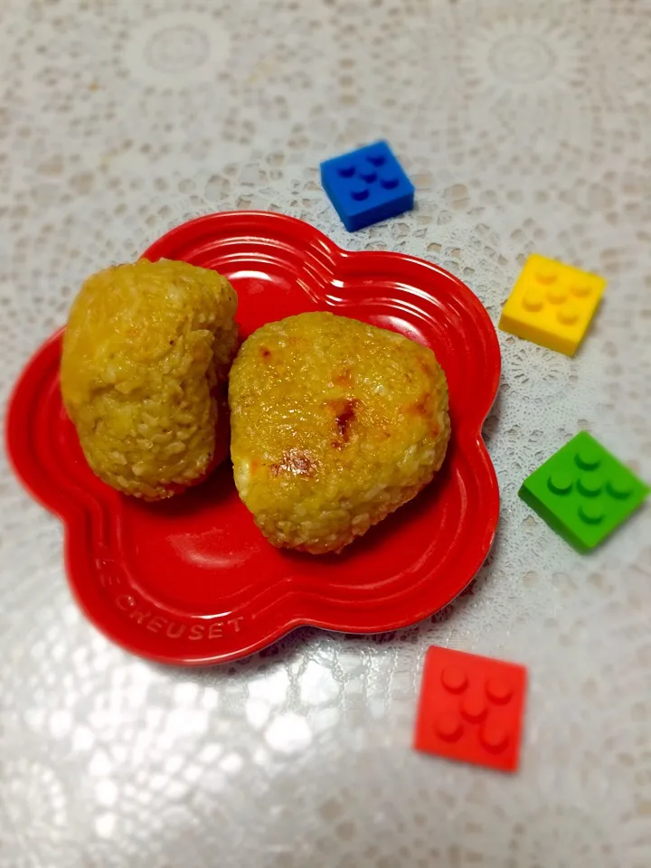 さわこさんの料理 カレーチーズ焼きおにぎり🍙|まぁちゃんさん