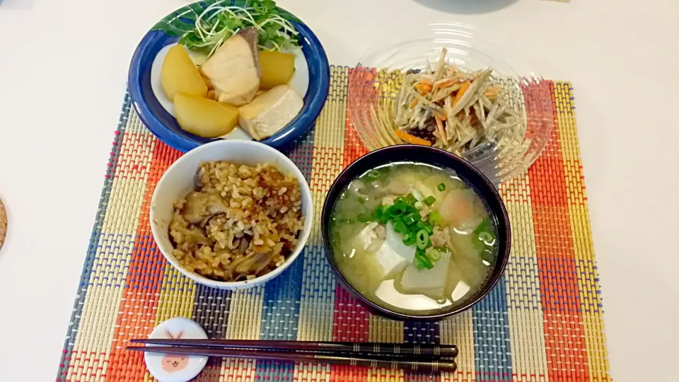 Snapdishの料理写真:今日の夕食 ぶり大根、ごぼうサラダ、豚汁、舞茸の炊き込み玄米ごはん|pinknari🐰🌈さん