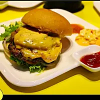 double cheese burger! juiciest beef burger ever!|Sohaib Mehtabさん