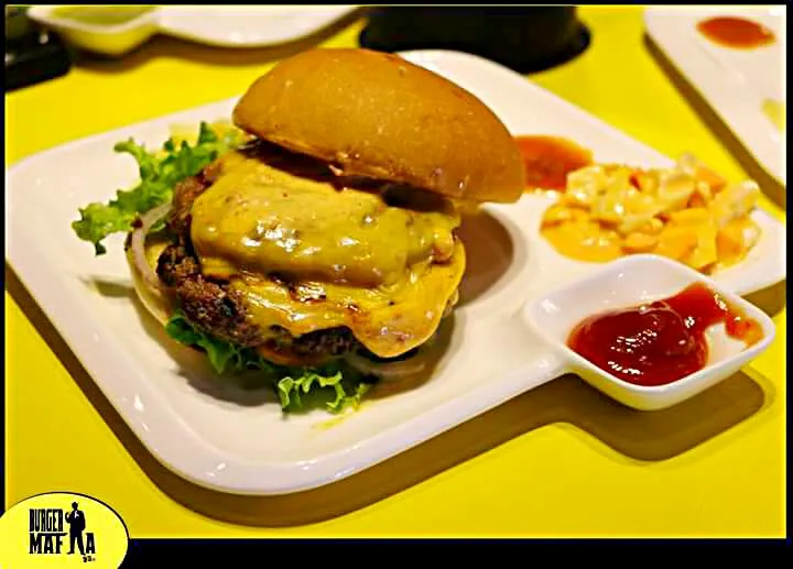 double cheese burger! juiciest beef burger ever!|Sohaib Mehtabさん