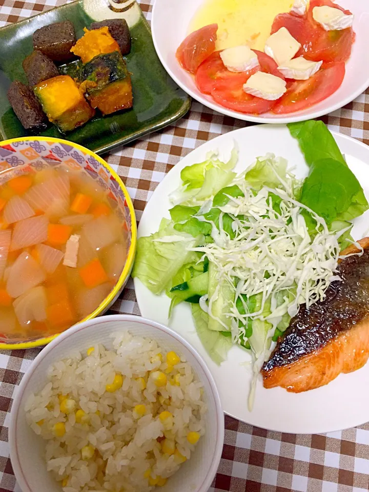 とうもろこし御飯🍀鮭のムニエル🍀野菜スープ🍀トマトとカマンベールのオリーブ和え🍀かぼちゃとコンニャクの甘辛煮|☆光るさん