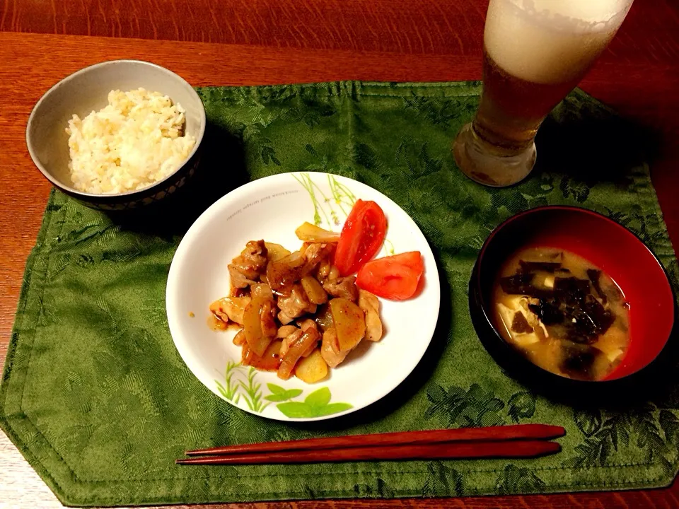 鶏肉と玉葱、じゃがいもの甘辛炒め煮 玄米入りご飯 お味噌汁 ビール|Ａｋａｒｉ♡さん