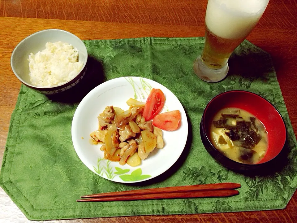 鶏肉と玉葱、じゃがいもの甘辛炒め煮 玄米入りご飯 お味噌汁 ビール|Ａｋａｒｉ♡さん