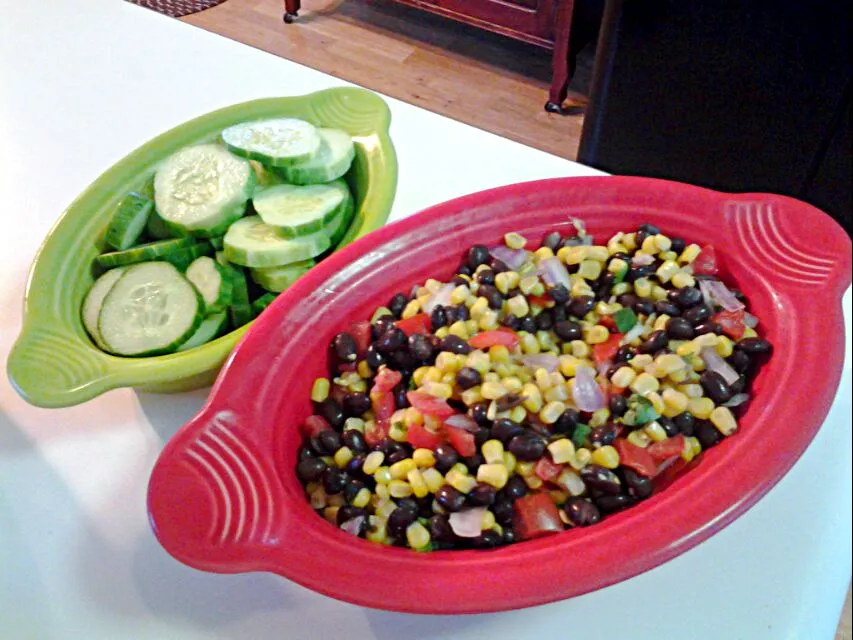 Summer corn and black bean salad with cucumber "chips." #poolparty|Mollyさん