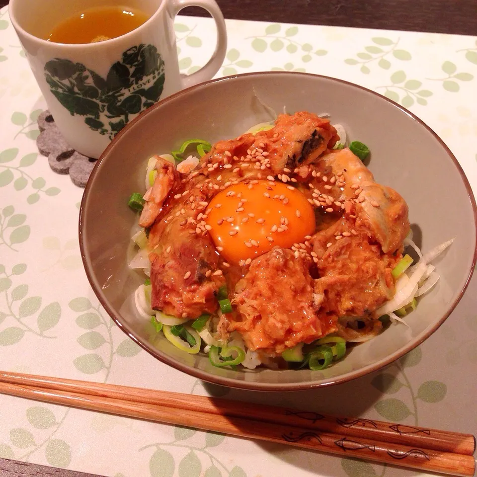 さば味噌缶どんぶり|かぴこさん