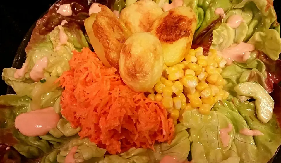 Snapdishの料理写真:selfmade various salad platter with baked potatoes and cocktailsauce 😊|Najeskaさん