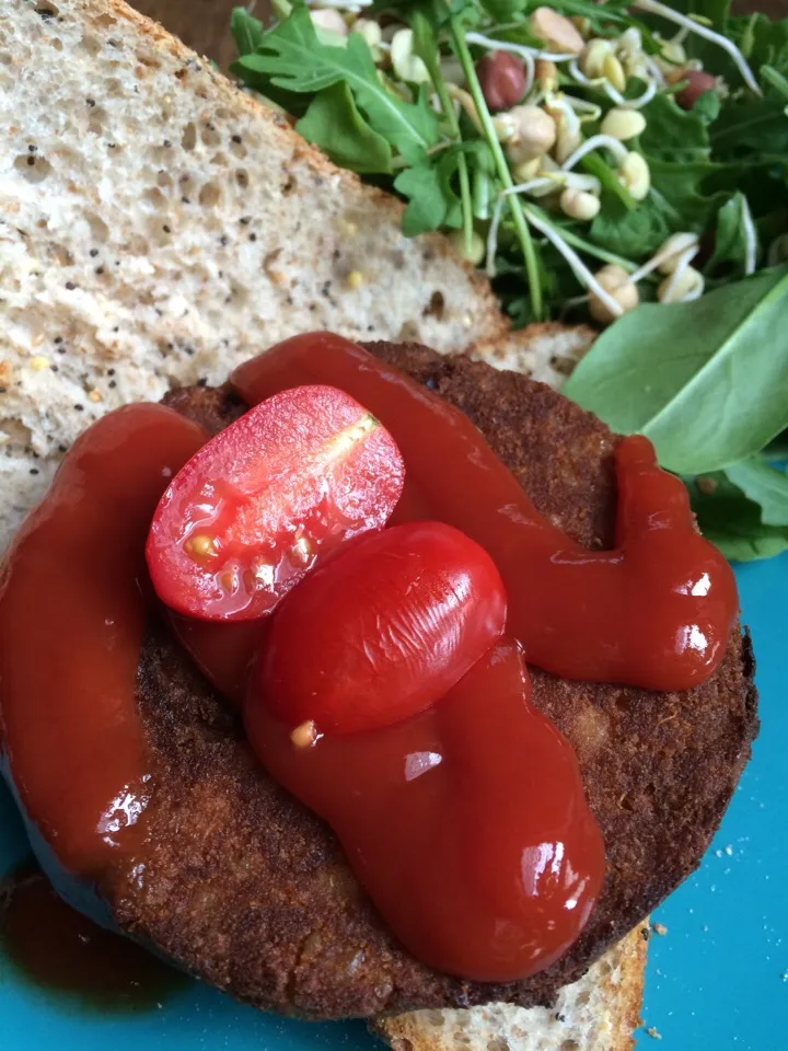 Veggie burger & tomato ketchup|Nick Hiderさん